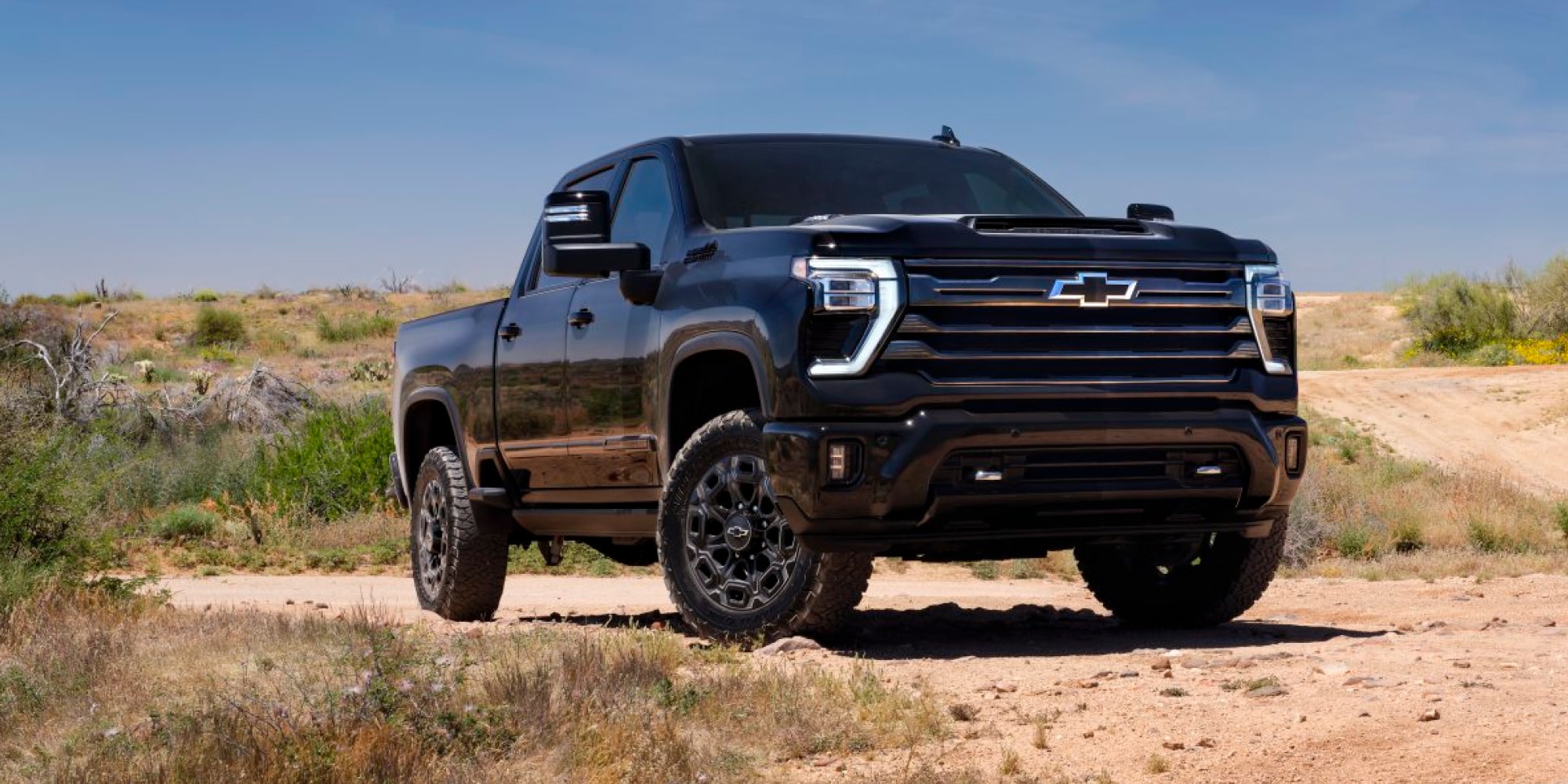 Le Chevrolet Silverado HD High Country 2026 stationné dans le désert.