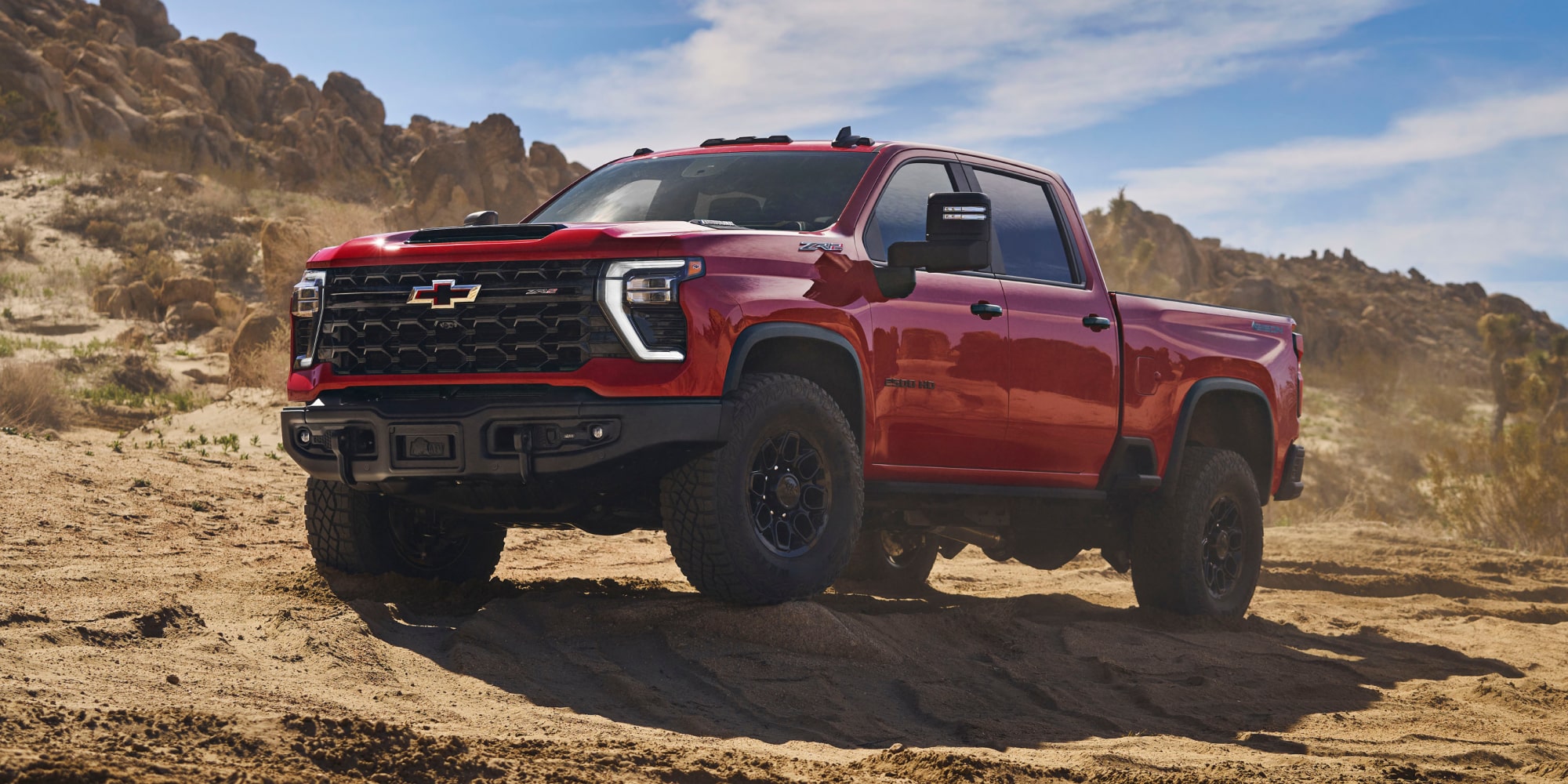 Le Chevrolet Silverado HD ZR2 Bison 2026 stationné dans le désert.