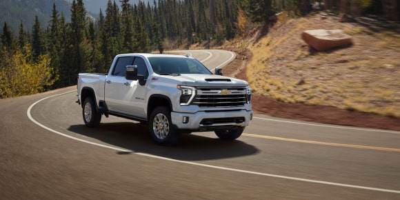 Le Chevrolet Silverado HD édition sport chromée Z71 2026 en mouvement sur une route dans le désert.