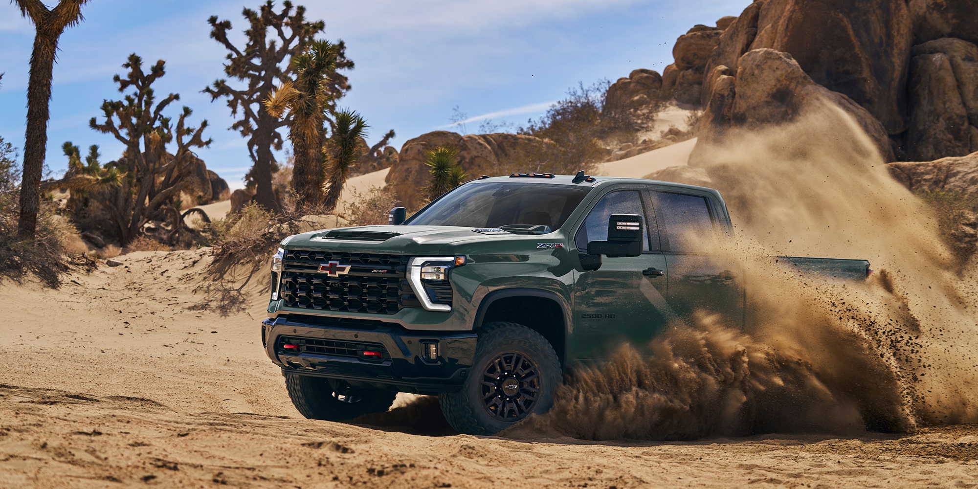 Vue latérale du Chevrolet Silverado HD ZR2 2026 dans le désert.