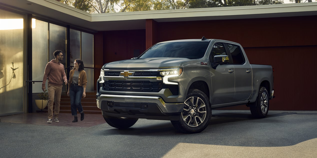 Le Chevrolet Silverado LD 2026 stationné devant une maison.