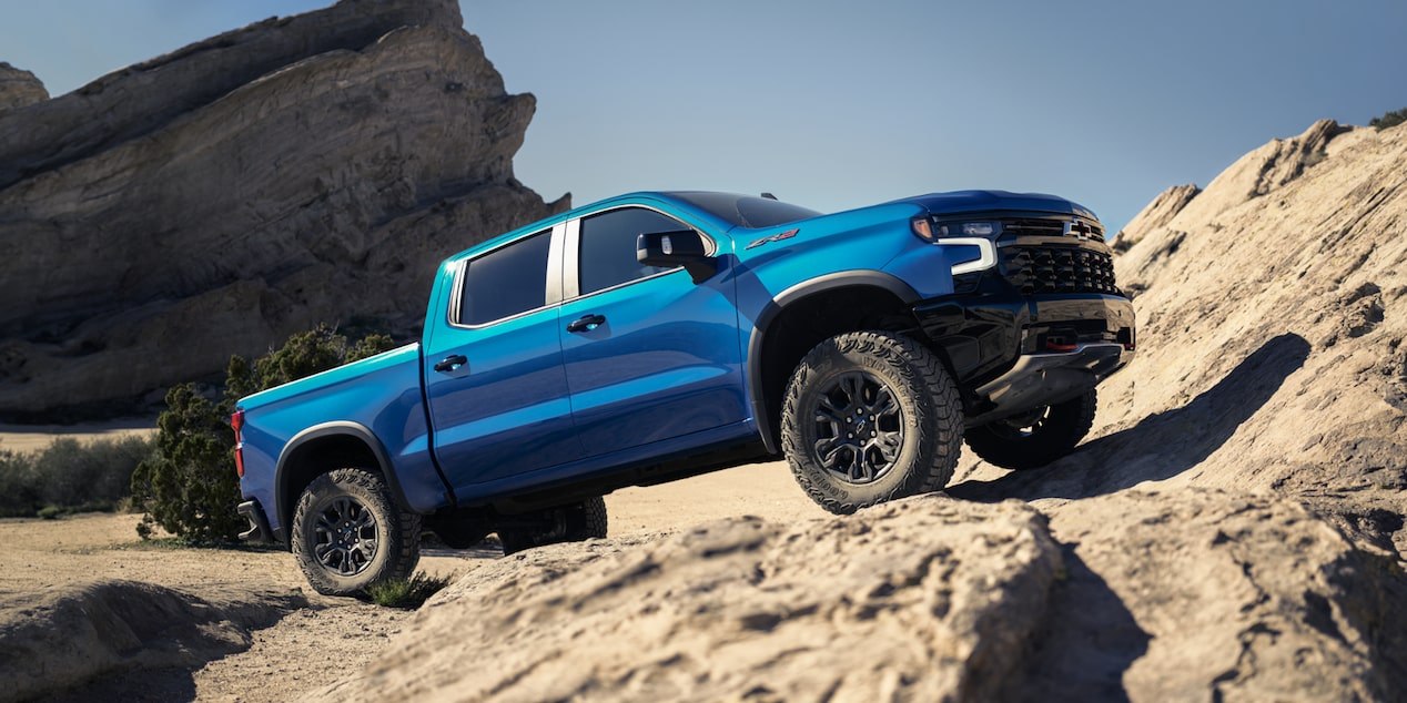 Le Chevrolet Silverado LD 2026 stationné sur un terrain rocailleux par une journée ensoleillée.