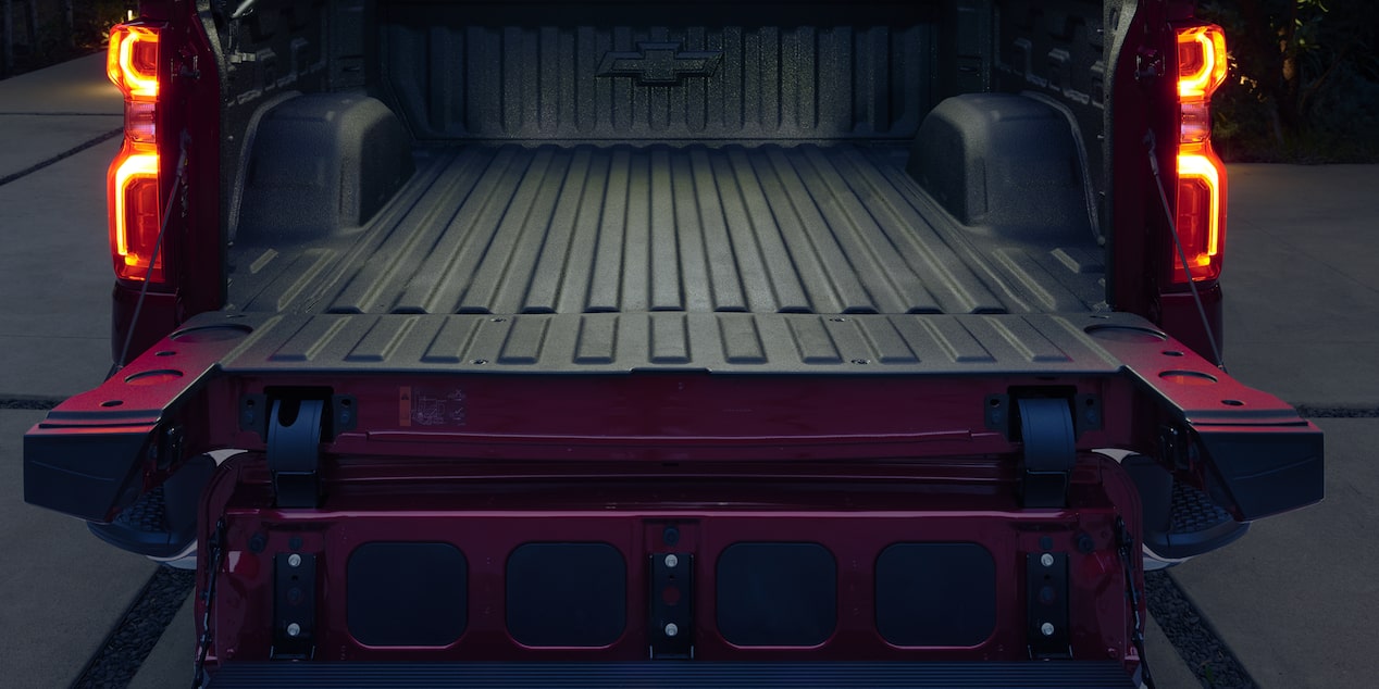 Vue arrière de la caisse du Chevrolet Silverado LD LTZ 2026 à cabine multiplace.