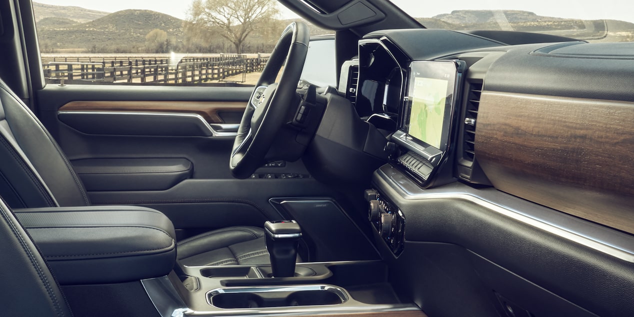 Vue latérale de l’habitacle côté conducteur du Chevrolet Silverado LD 2026 à cabine multiplace.