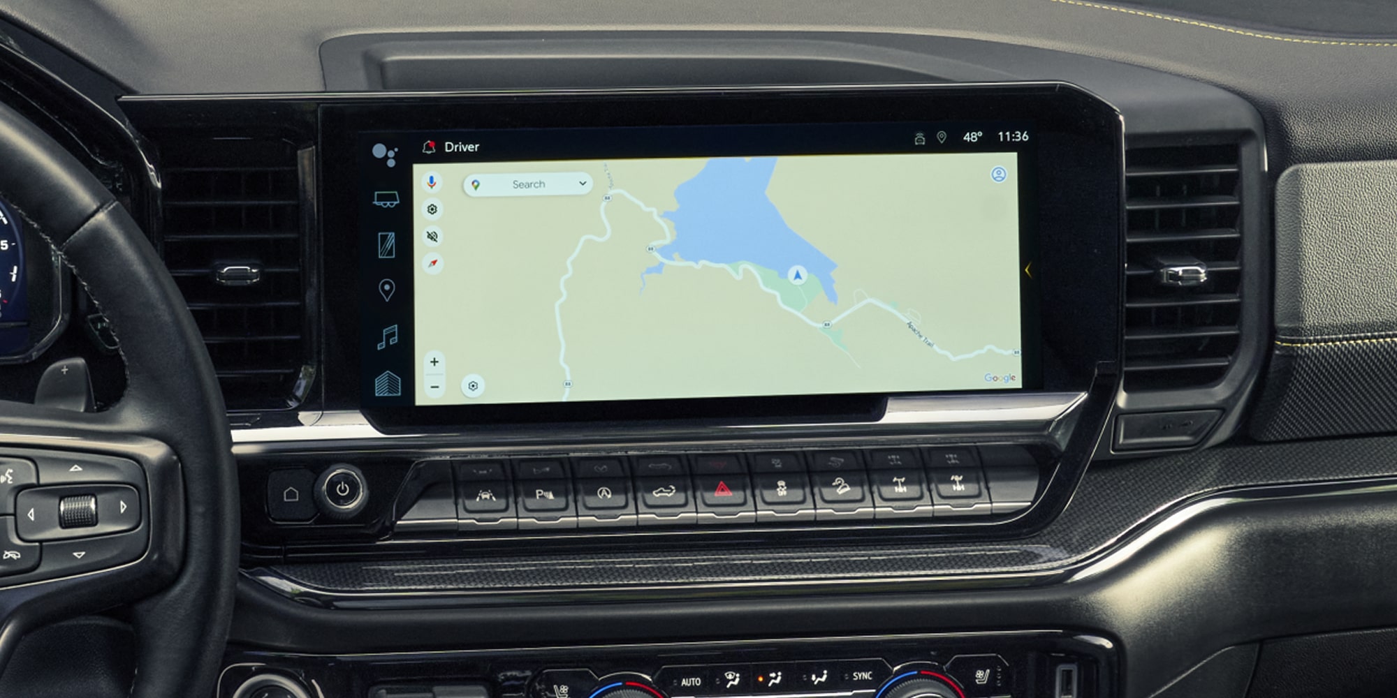 Vue rapprochée de l’écran du système d’infodivertissement du Chevrolet Silverado LD 2026 affichant des renseignements sur une carte.