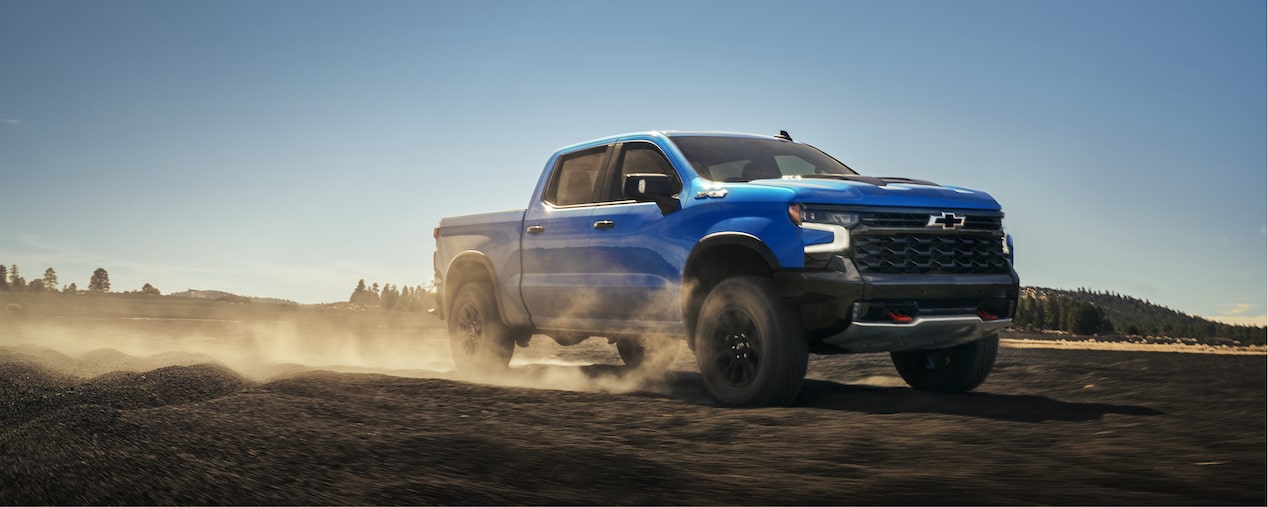 Le Chevrolet Silverado LD 2026 en mouvement sur un terrain poussiéreux.