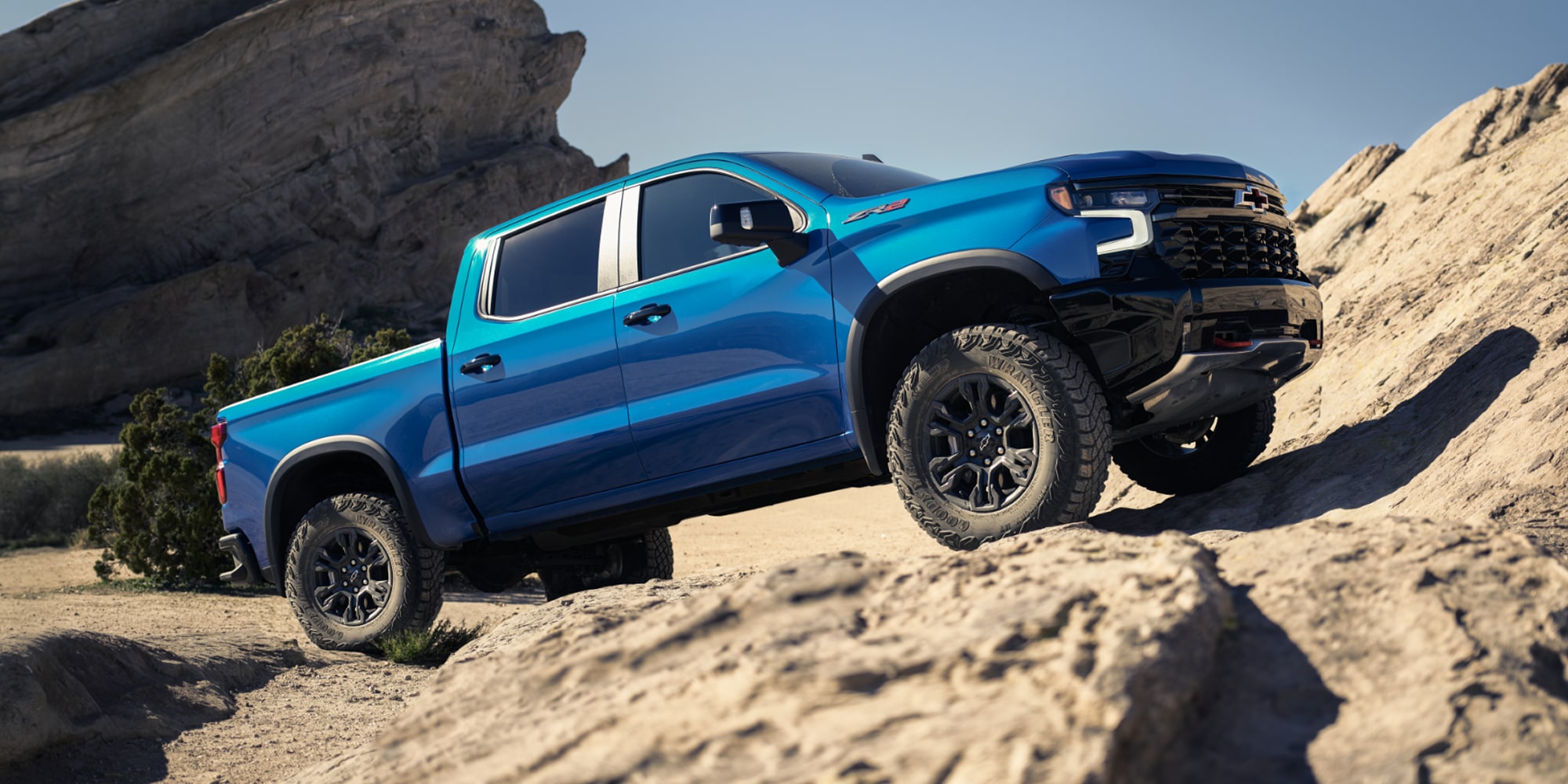 Le Chevrolet Silverado LD 2026 stationné devant un terrain rocailleux.