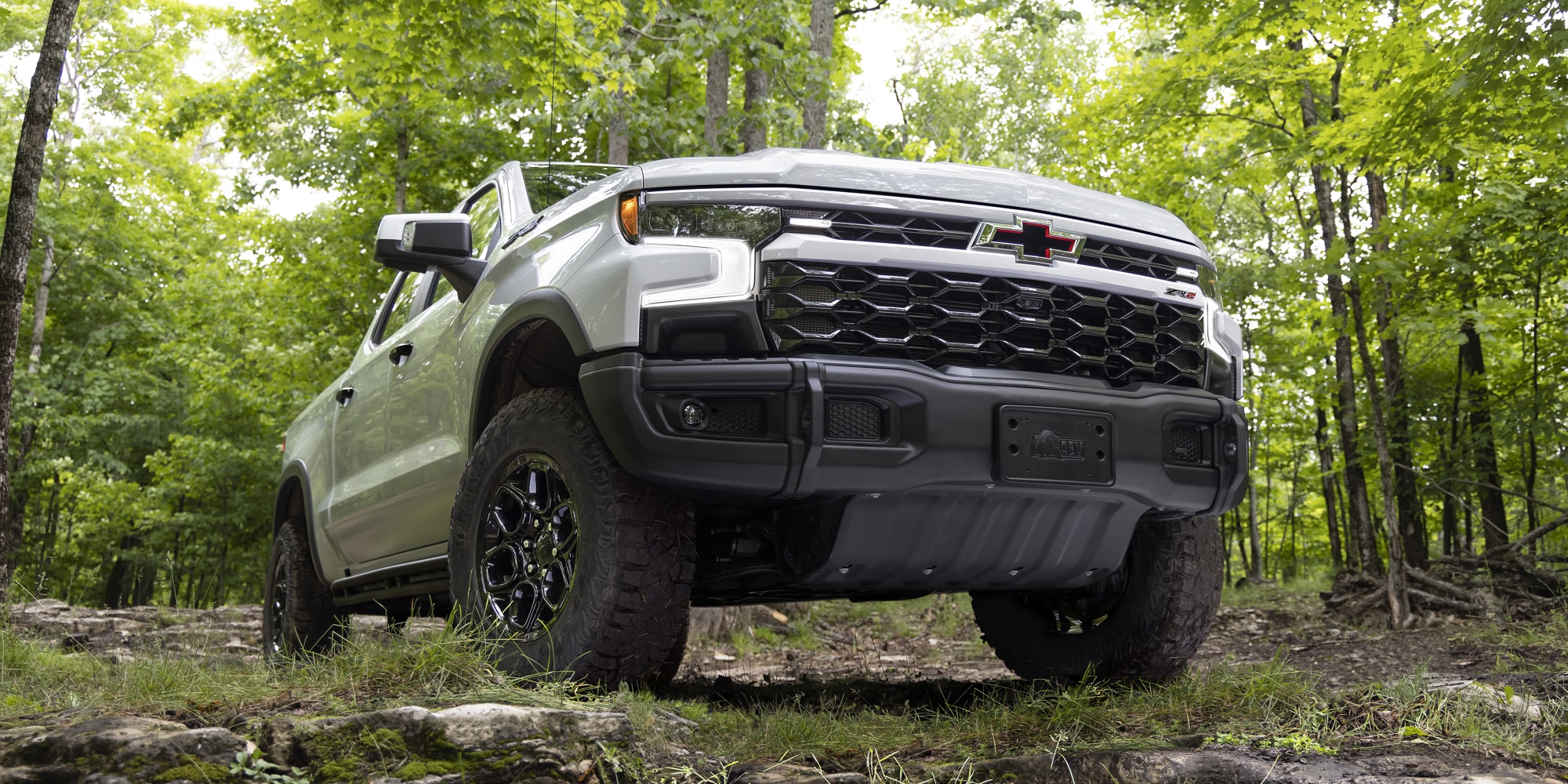 Vue en contre-plongée de l’avant du Chevrolet Silverado LD 2026.