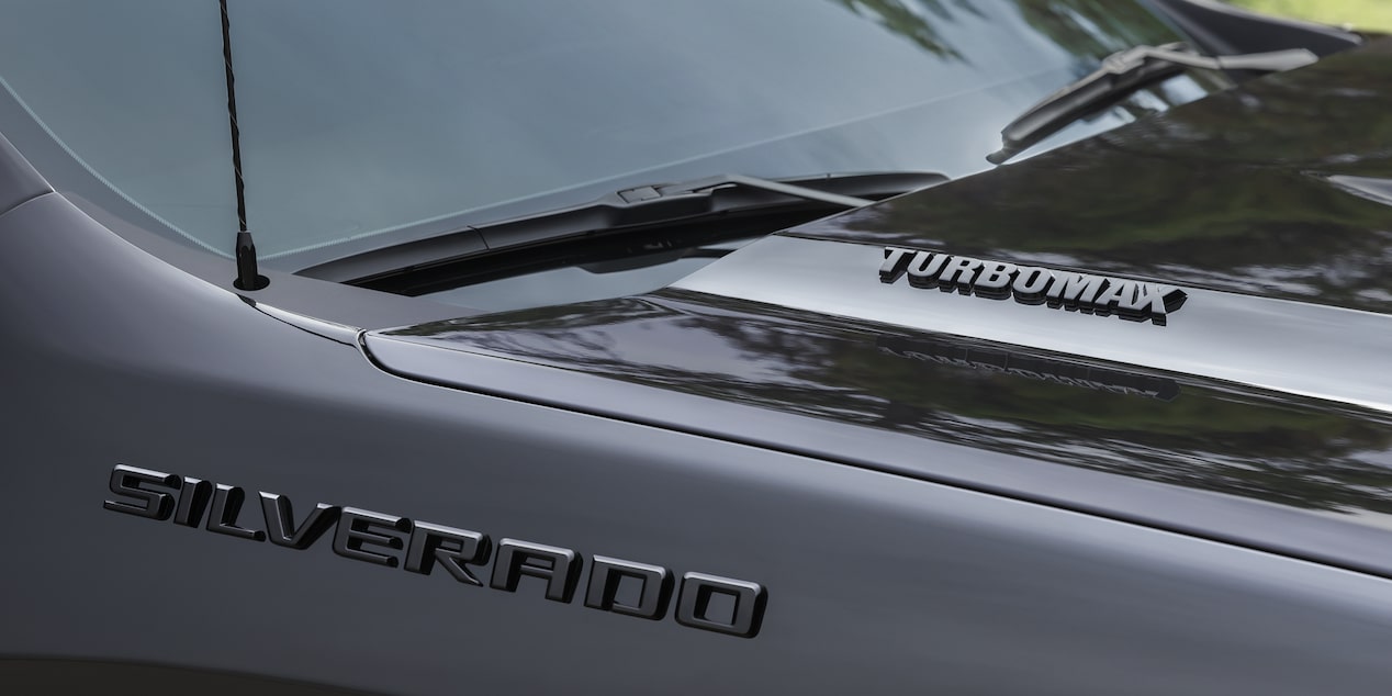 Vue rapprochée de l’emblème Silverado à l’avant du Chevrolet Silverado LD 2026.
