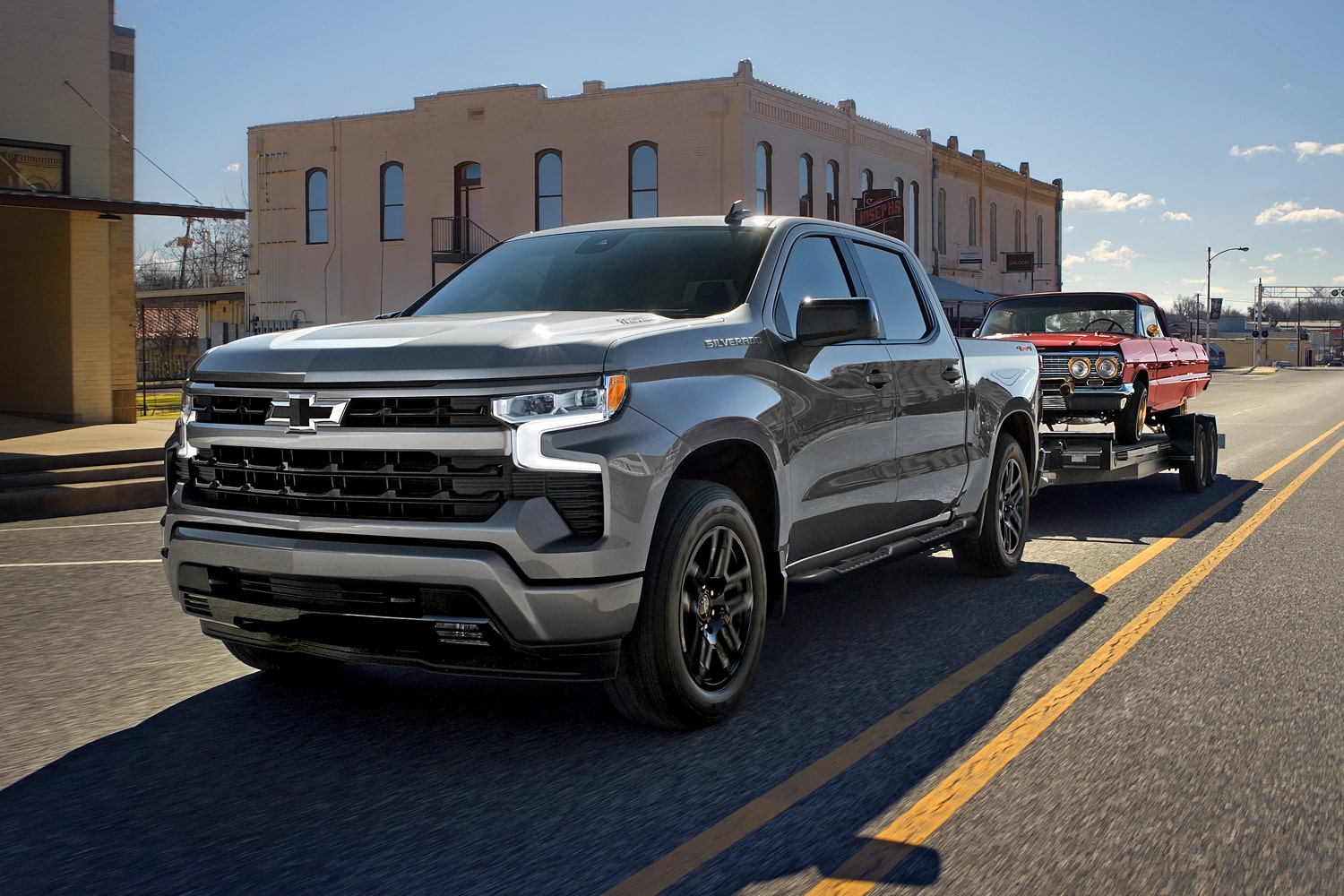 Le Chevrolet Silverado LD 2026 en mouvement dans la rue.