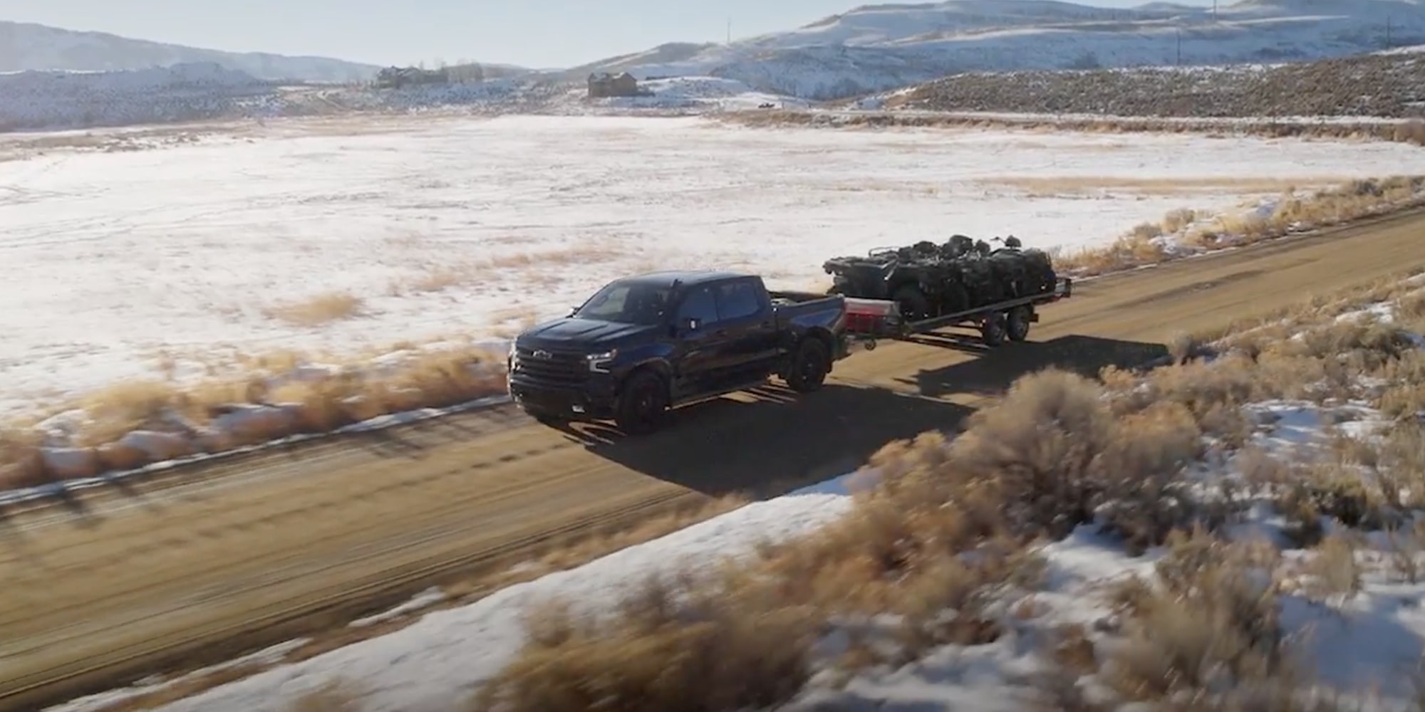 Le Chevrolet Silverado LD 2026 qui tire une remorque sur la route.