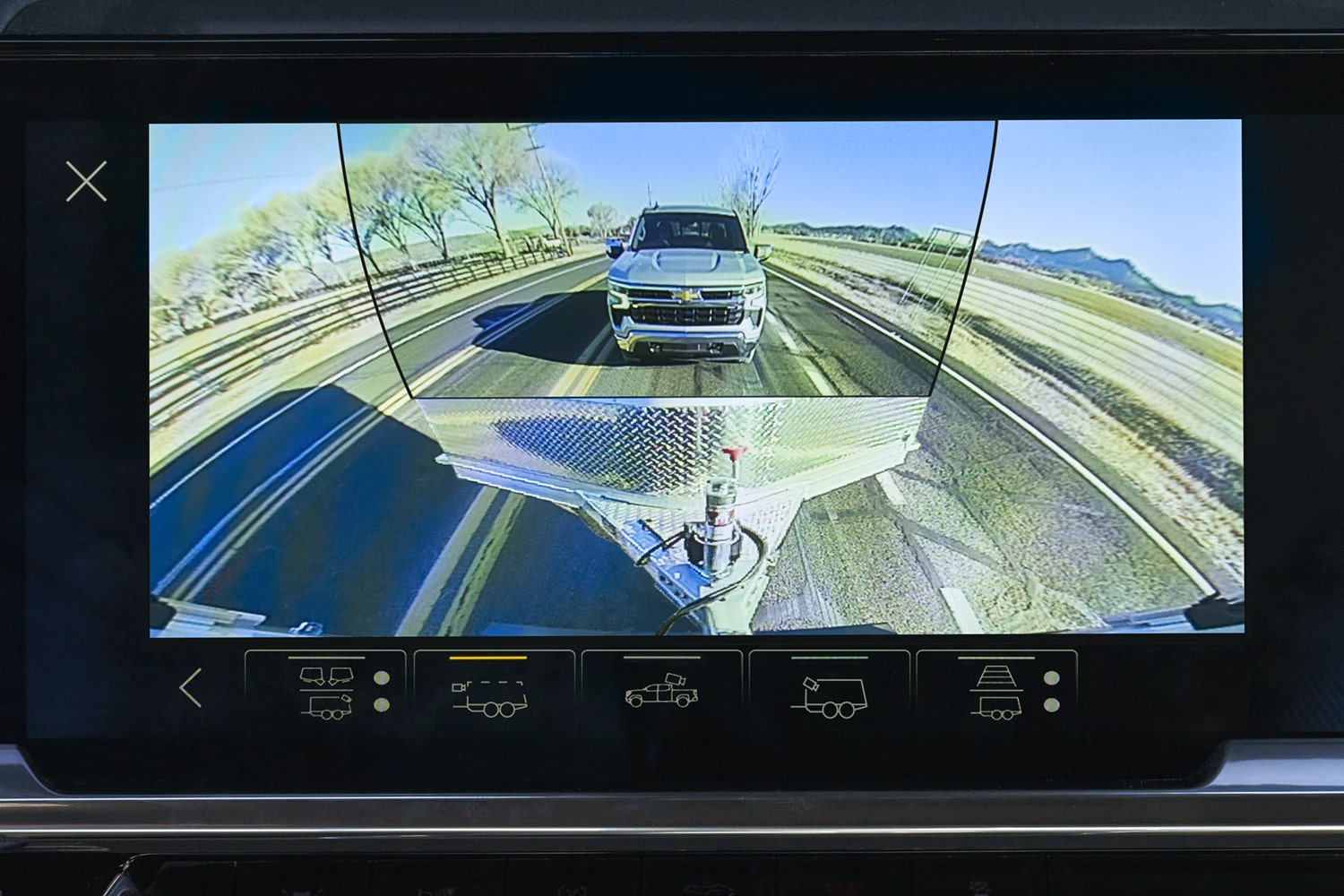 Vue rapprochée de l’écran du système d’infodivertissement du Chevrolet Silverado LD 2026 affichant une vue de caméra.