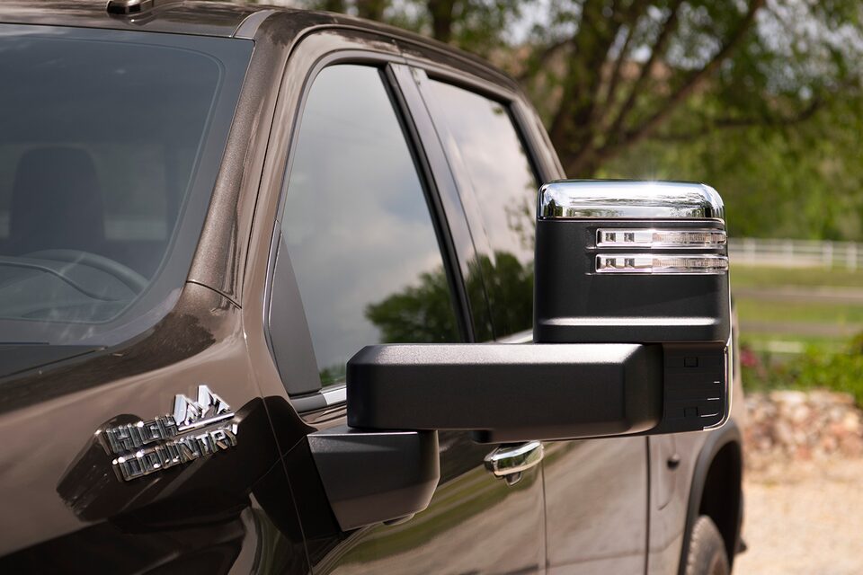 Camion Chevrolet Silverado HD 2021 : vue du conducteur dans le rétroviseur.