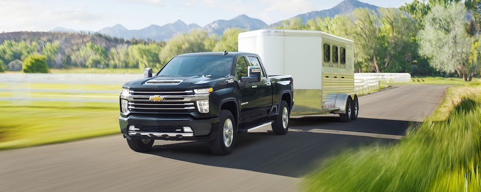 Camion Chevy Silverado HD 2021 : remorquage de la remorque.