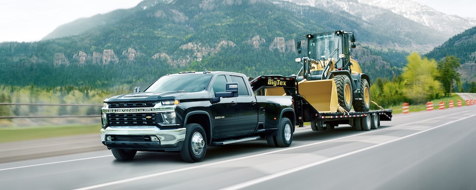 Camion Chevy Silverado HD 2021 : tracteur en train d'être remorqué.