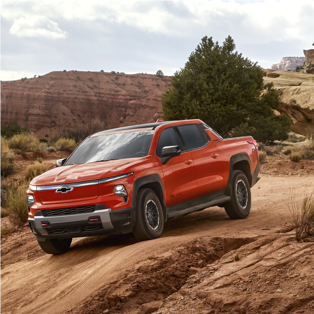 Chevrolet Silverado EV Trail Boss en conduite tout-terrain descendant une pente.