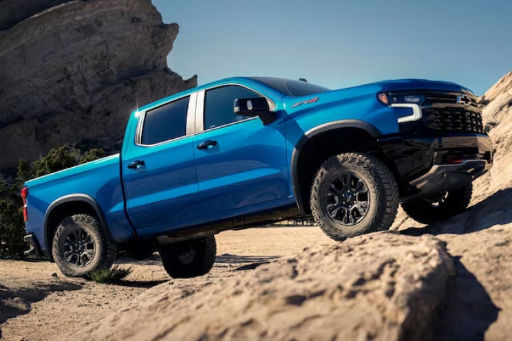 Un pick-up Chevrolet stationné sur un terrain accidenté dans un canyon.