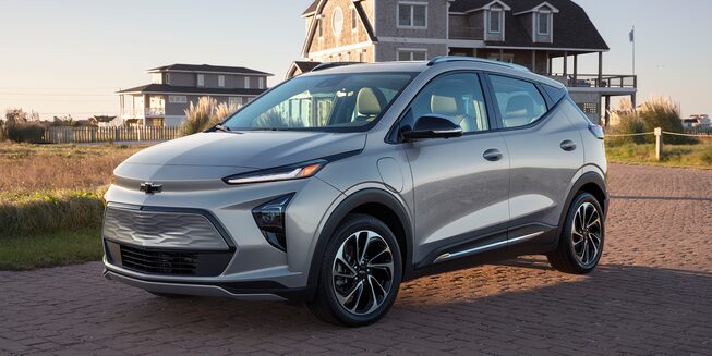 Vue de profil avant droit du Chevrolet Bolt EUV 2022.