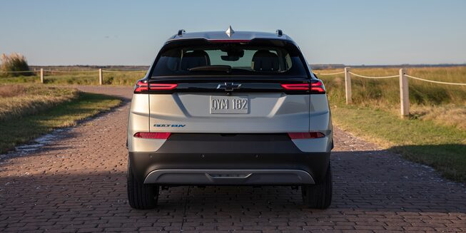 Vue de profil arrière du Chevrolet Bolt EUV 2022.