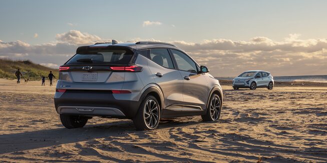 Vue de profil latéral arrière du Chevrolet Bolt EUV 2022.