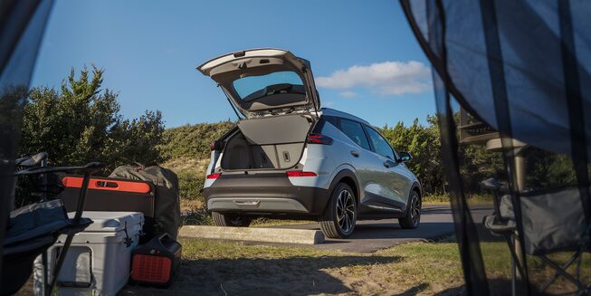 Le Chevrolet Bolt EUV 2022 avec la porte de chargement ouverte.
