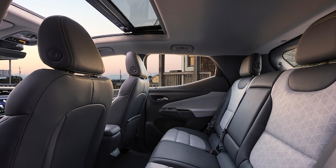 Sièges arrière intérieurs du 2022 Chevrolet Bolt EUV.