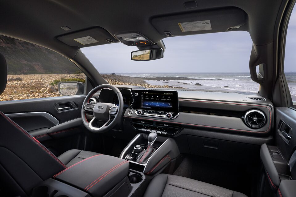 Interior of the 2023 Colorado Z71.