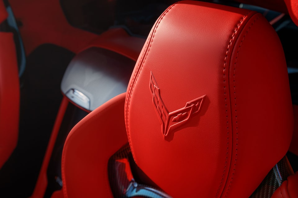Vue rapprochée de l’appuie-tête rouge de la Chevrolet Corvette Z06 2023.