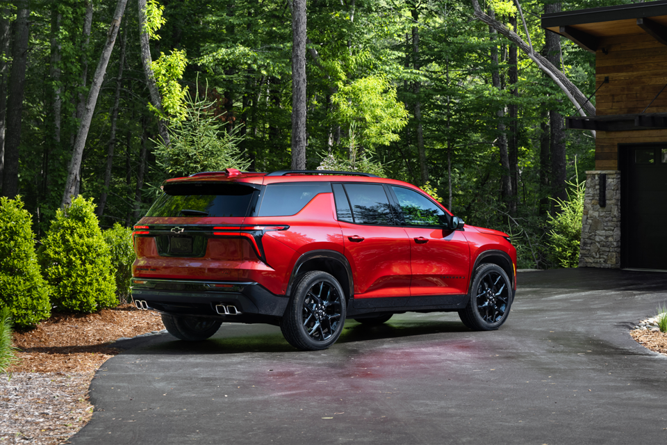 Right profile view of the 2024 Chevrolet Traverse.