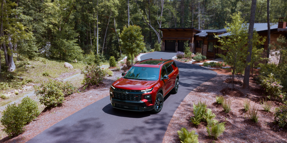 Chevrolet Traverse garée dans une maison