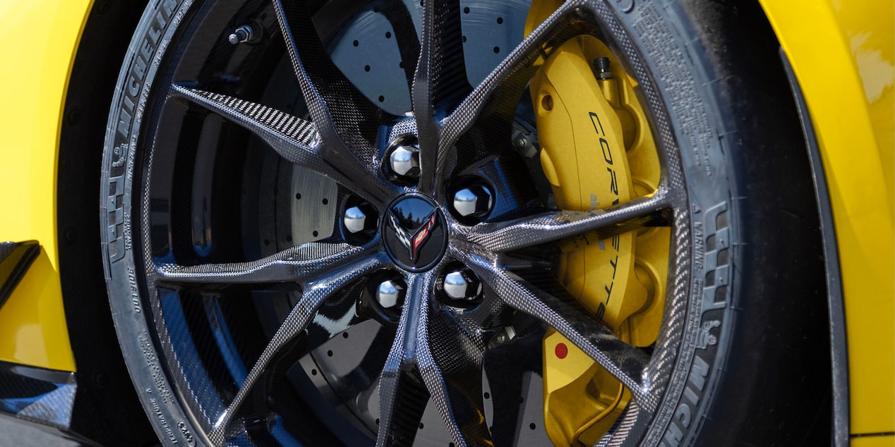 Vue rapprochée d’une jante et d’une roue d’une Chevrolet Corvette 2026 jaune.