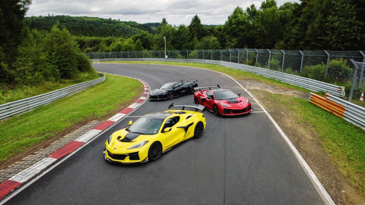 Plusieurs Corvette ZR1X roulant sur un circuit de course.