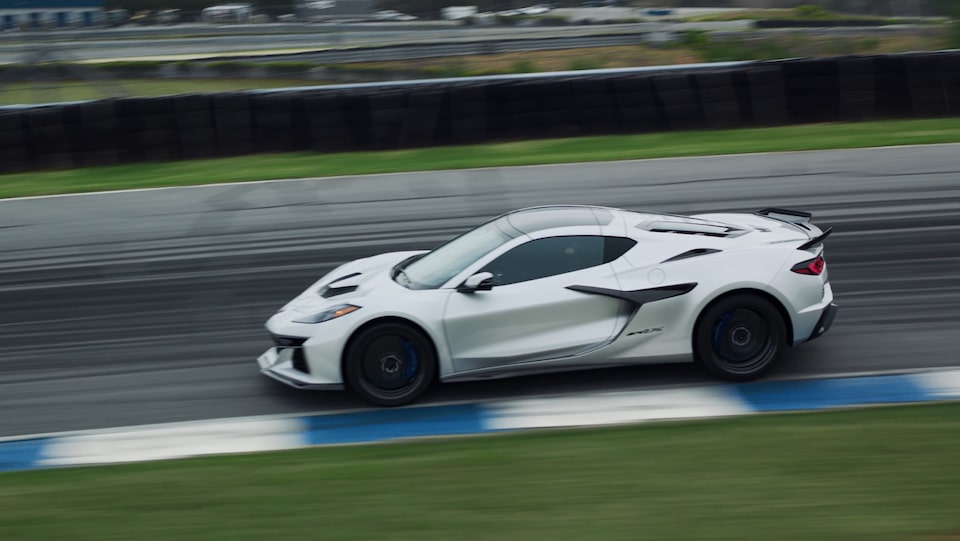Chevrolet Corvette ZR1X 2026 roulant rapidement sur la route.