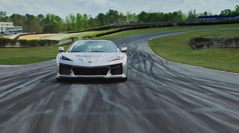 Chevrolet Corvette ZR1X 2026 roulant seule sur la route.