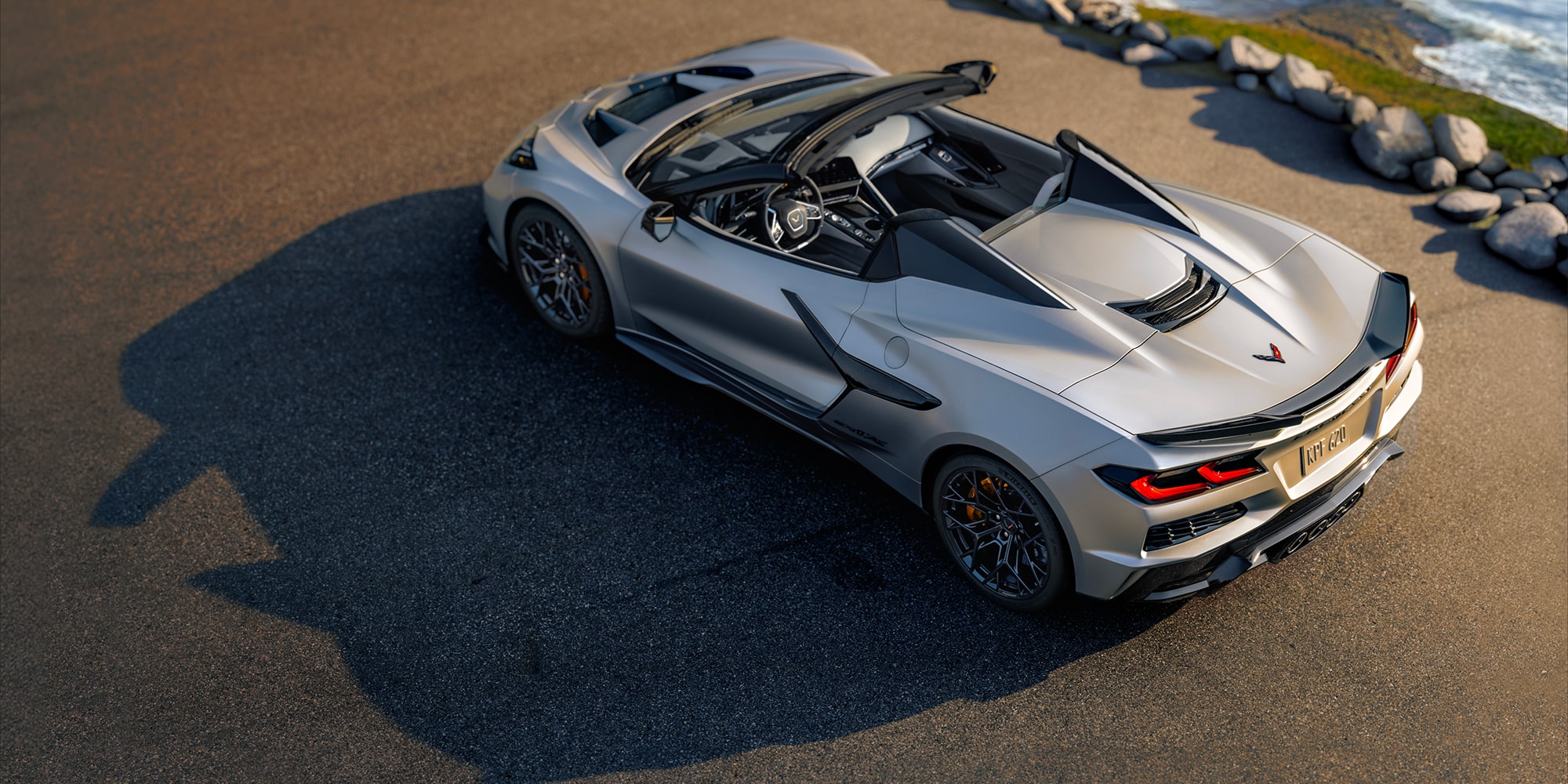 Vue arrière de la Chevrolet Corvette ZR1X 2026 garée en extérieur.