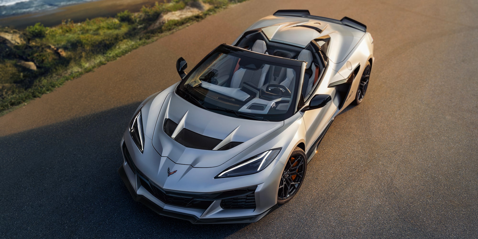 Vue avant de la Chevrolet Corvette ZR1X 2026 garée seule en extérieur.