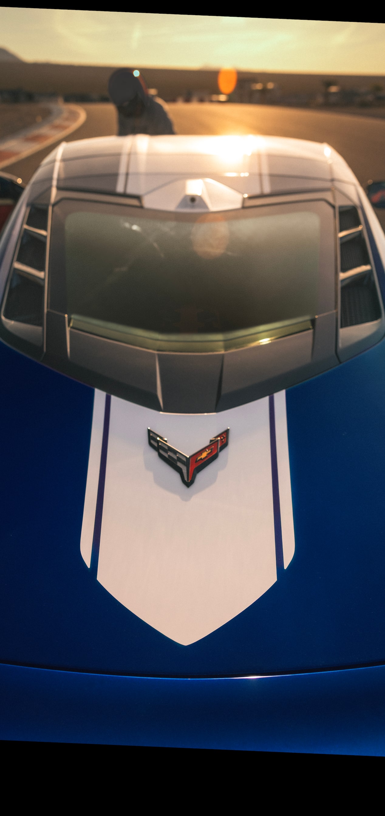 Gros plan du logo Corvette gravé sur le capot avant de la Chevrolet Corvette Grand Sport 2027.