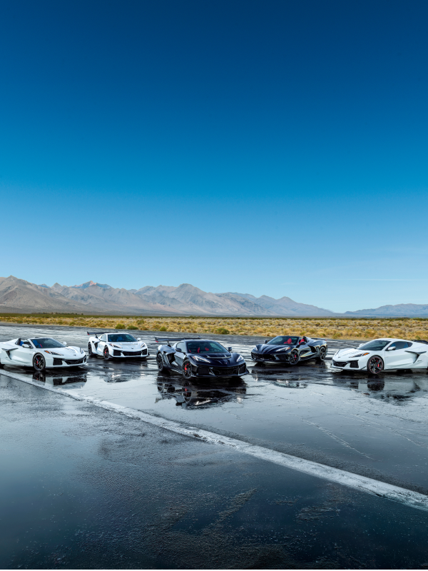 Plusieurs voitures sport Chevrolet stationnées sur la route.