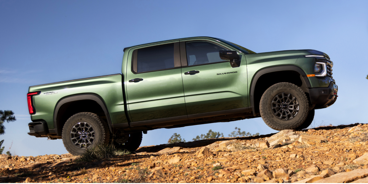 Chevrolet Silverado 1500 Trail Boss 2027 vert roulant hors route sur une pente rocheuse