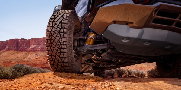 Gros plan du pneu avant, de la suspension et de la plaque de protection d’un Chevrolet Silverado 1500 ZR2 2027