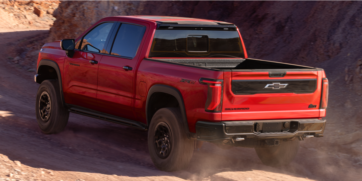 Chevrolet Silverado 1500 ZR2 2027 rouge roulant hors route dans un canyon désertique
