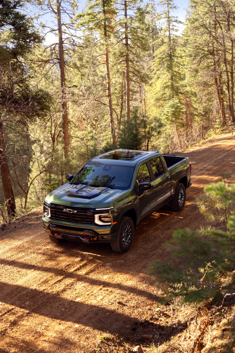 Chevrolet Silverado 1500 Trail Boss 2027 vert roulant hors route sur une pente rocheuse