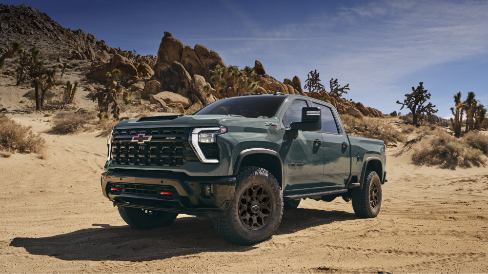 La nouvelle camionnette Chevrolet Silverado HD ZR2 2027 stationnée sur un sentier désertique, vue d’un angle avant aux trois quarts.