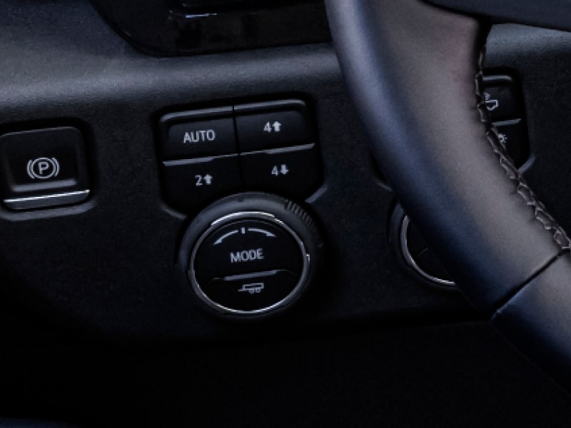 Vue rapprochée de l’intérieur de la Chevrolet Silverado HD 2027 montrant le sélecteur de mode de conduite et le panneau de contrôle.