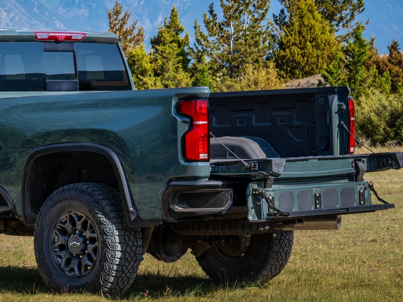 Vue rapprochée du hayon arrière Chevrolet Silverado HD Multi-Flex 2027 en configuration ouverte.