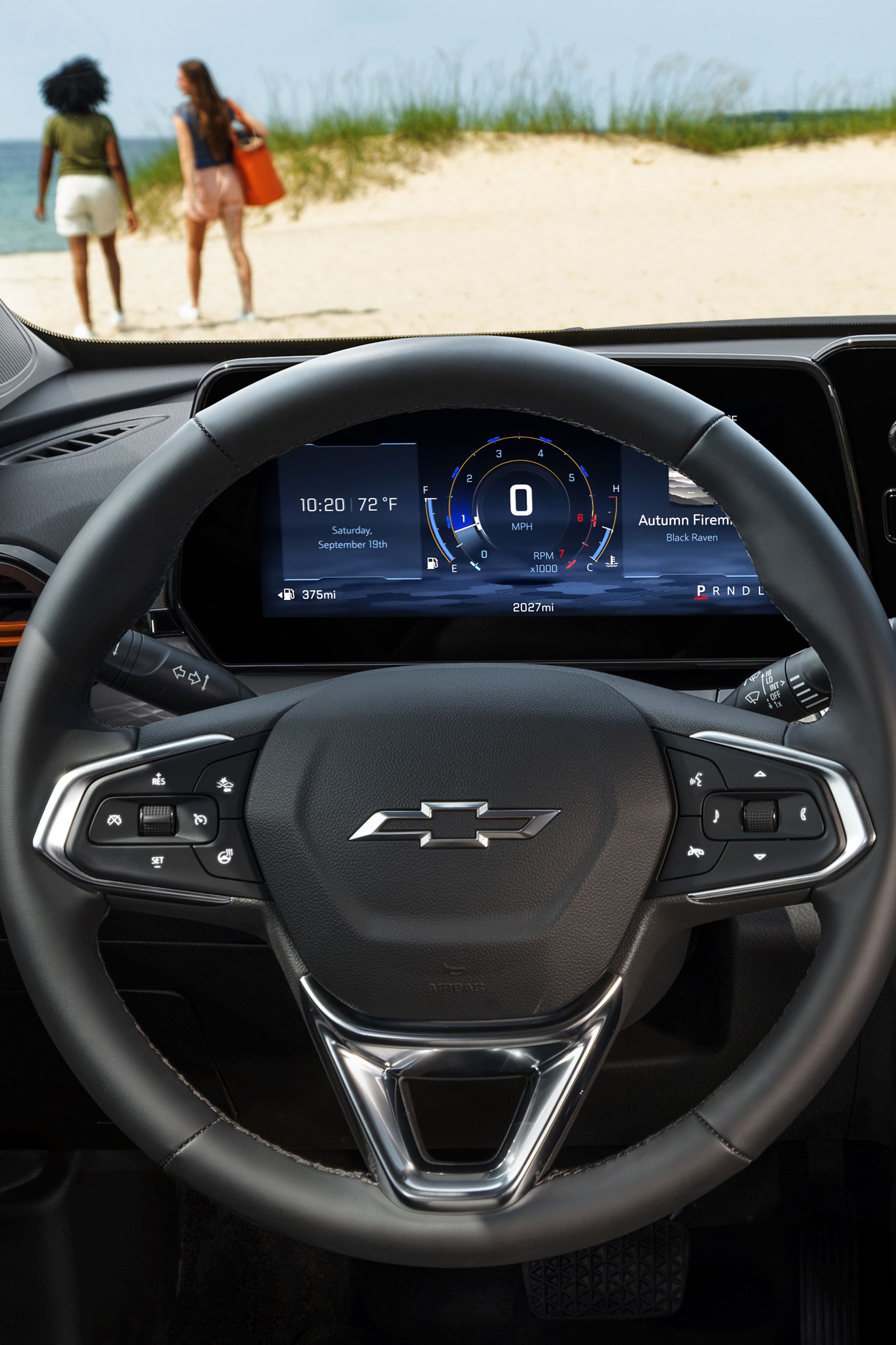 Vue du conducteur à l’intérieur du petit VUS Chevrolet Trax 2027, avec le volant, l’affichage numérique des informations du conducteur, le système d’infodivertissement tactile et les commandes du tableau de bord.