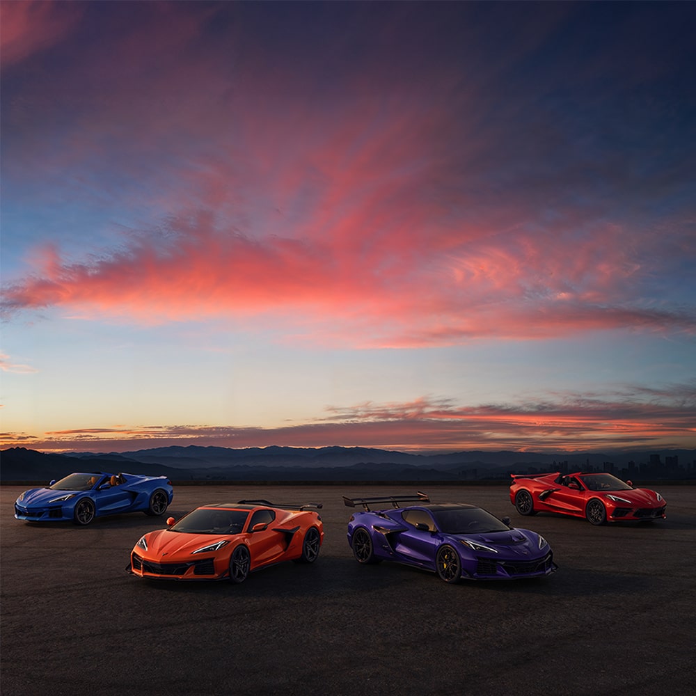 Plusieurs Chevrolet Corvette garées à l’extérieur par une journée sombre.