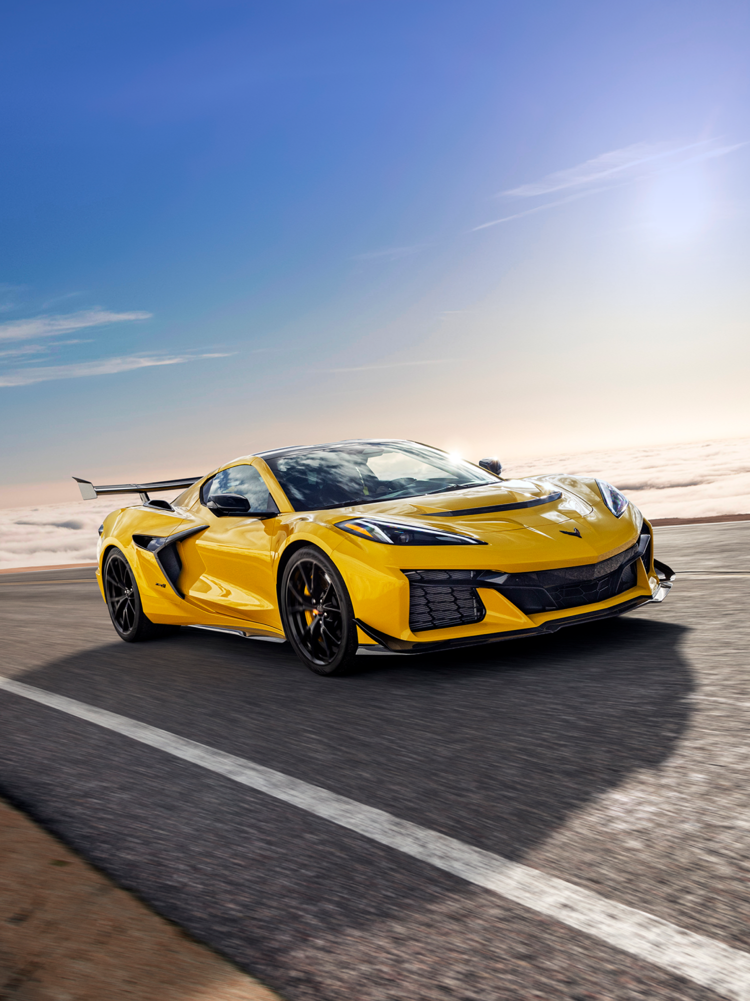 Chevrolet Corvette ZR1 2025 qui roule à toute allure sur la route par une journée ensoleillée.