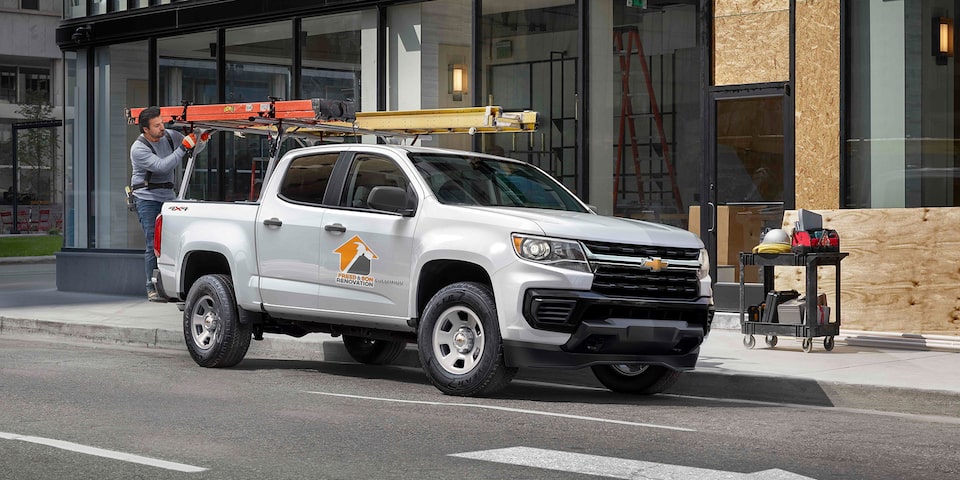 Vue de côté - Camion de travail commercial Chevrolet Colorado 2021 stationné dans la rue.