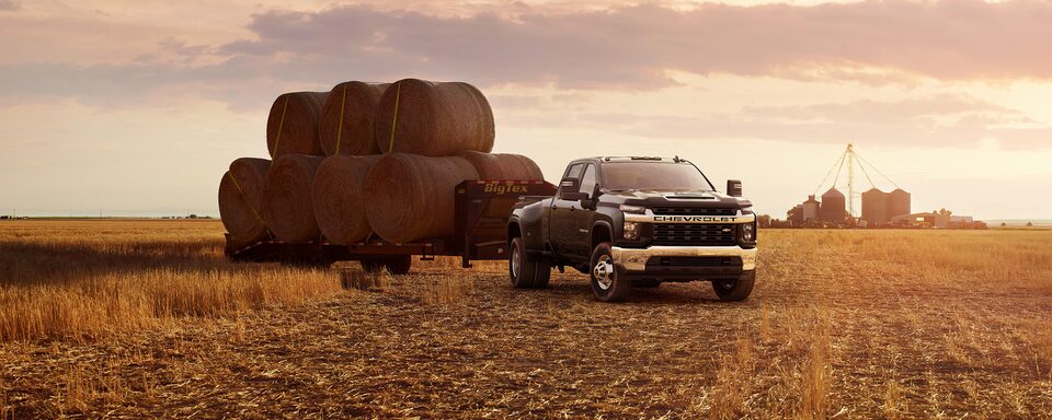 Camion de travail commercial Silverado HD 2021 : remorquage du foin.